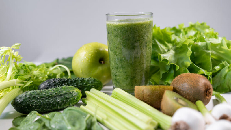 様々な野菜とスムージーの写真