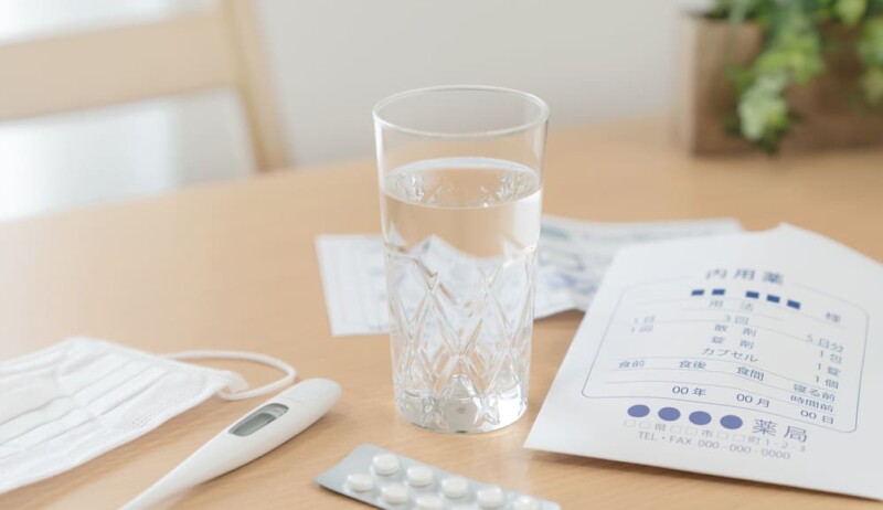 処方薬と水がテーブルの上においてある写真