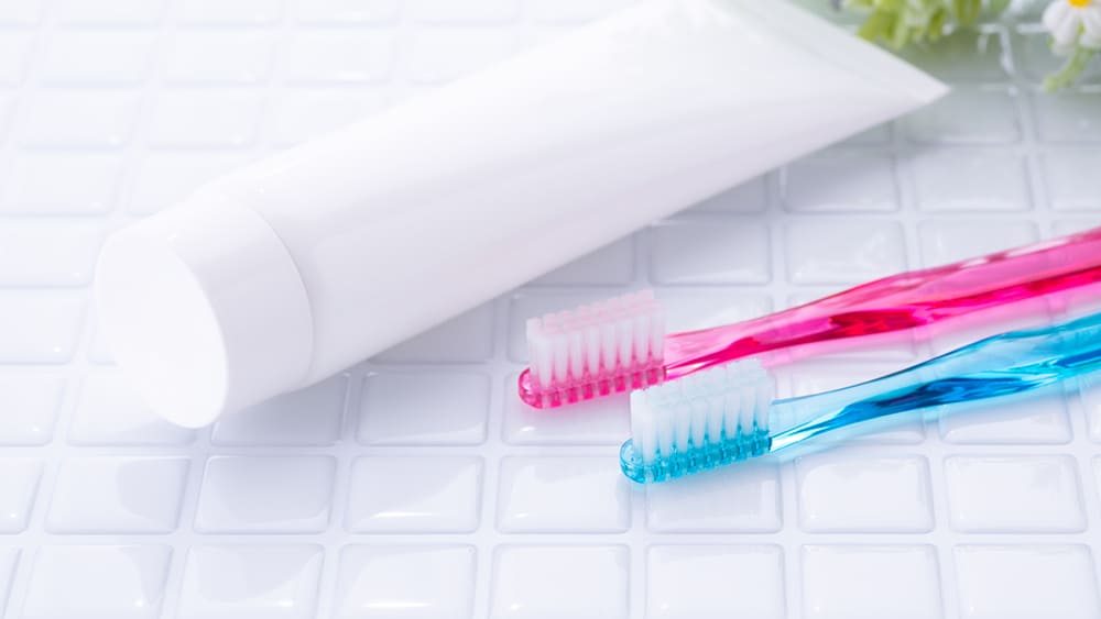 歯磨き粉と歯ブラシの写真