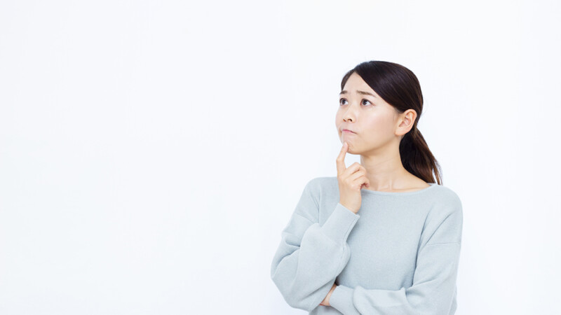 悩んでいる女性の写真