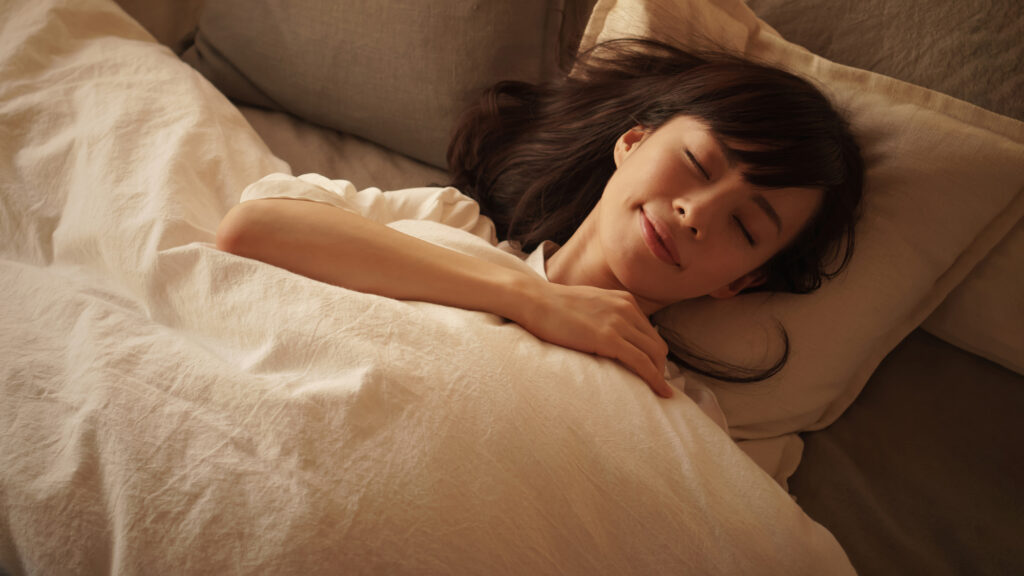 ベッドに寝ている女性の写真