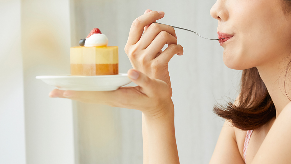 ケーキを食べる女性の画像