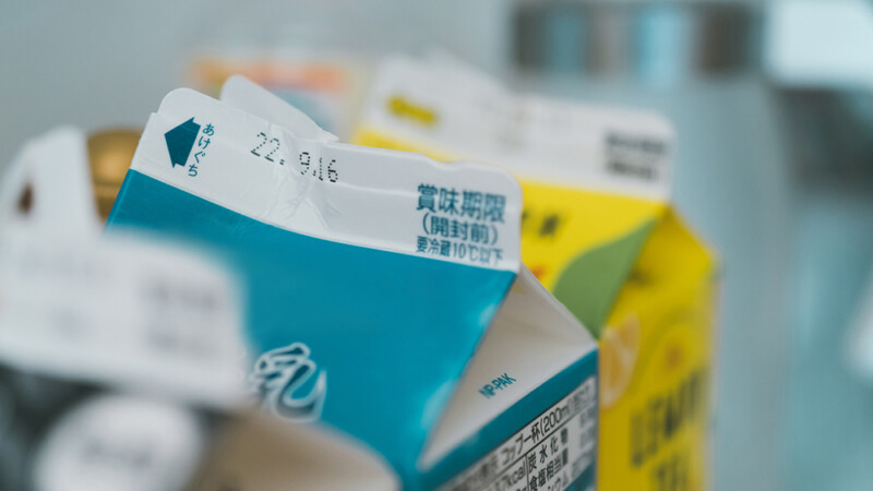 賞味期限が見えるように配置された牛乳パックの写真
