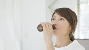 ドリンクタイプのサプリメントを飲んでいる女性の写真