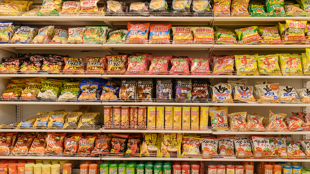 スーパーマーケットのスナック菓子が陳列された棚の写真