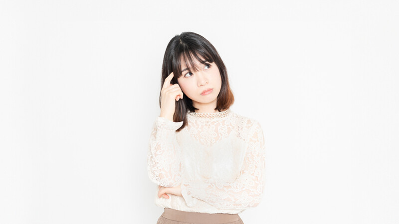 悩んでいる女性の写真