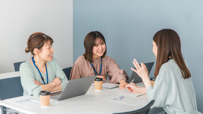 3人の女性が打ち合わせをしている写真