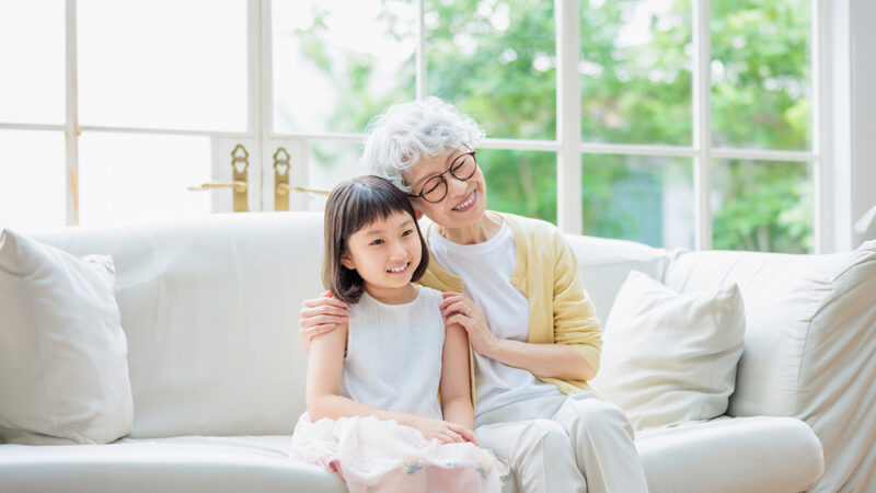 ソファーに座る女の子と高齢の女性の写真