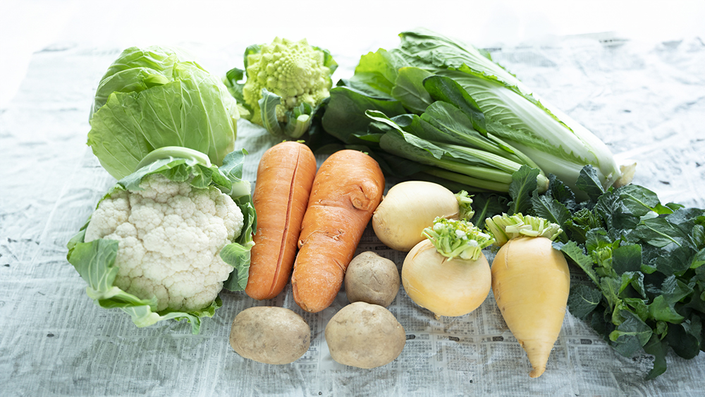 傷などが入っている規格外の様々な野菜