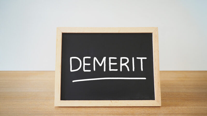 「DEMERIT」と書いてある黒板の写真