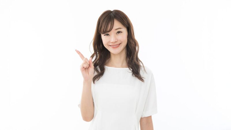 女性が人差し指を立てている写真