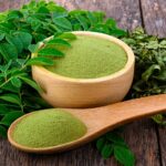 植物のモリンガと粉末モリンガの写真