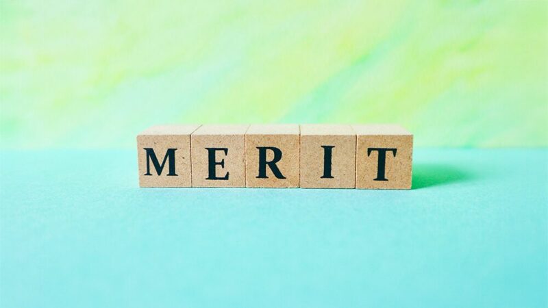 MERITと書いてある木製ブロックの写真