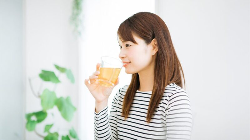 女性がお茶を飲んでいる写真