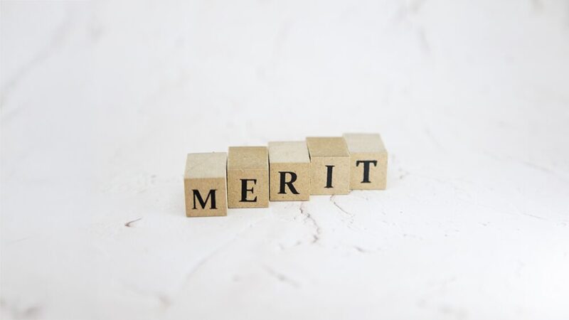 MERITと書いてある木製のブロックの写真