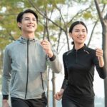 スポーツウェアで男女がウォーキングしている写真