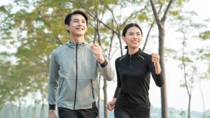 スポーツウェアで男女がウォーキングしている写真