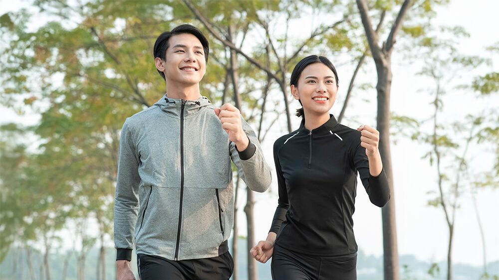 スポーツウェアで男女がウォーキングしている写真