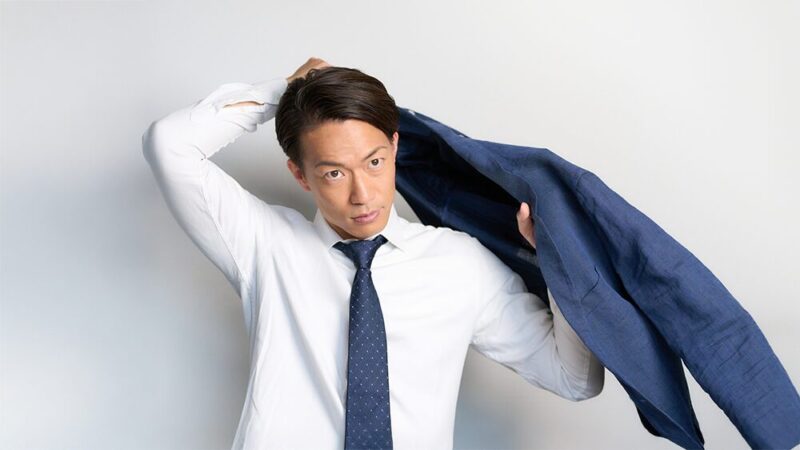 男性がスーツを羽織っている写真