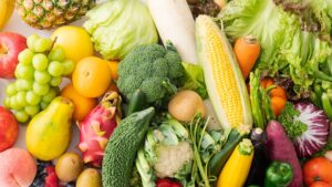 コーンやブロッコリー、みかんなどたくさんの種類の野菜や果物の写真