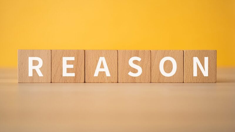 REASONと書いている木製ブロックの写真