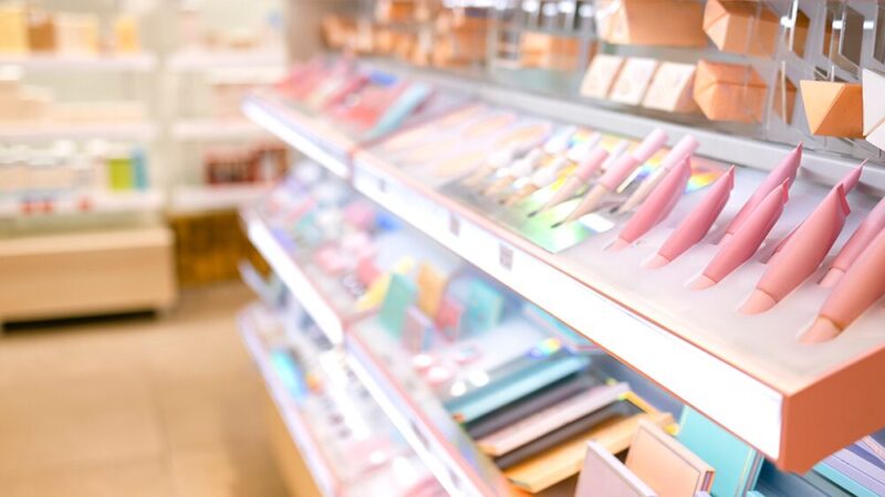 化粧品が棚に陳列されている写真