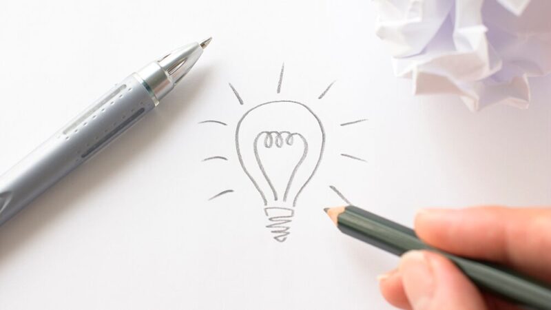 豆電球が点灯しているイラストを描いている写真