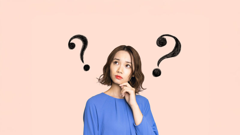 女性が疑問を抱えた表情をしている写真