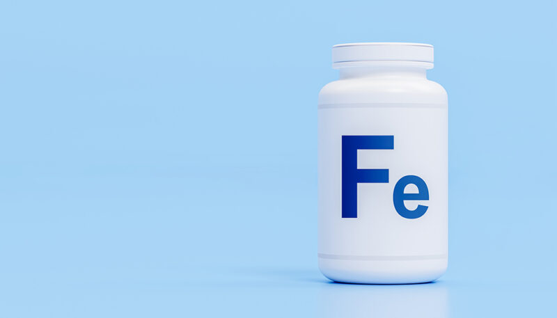 青で「Fe」と書かれた白いプラスチックボトルの写真