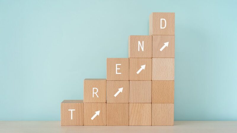 TRENDと書いた木製ブロックが右肩上がりに積まれている写真