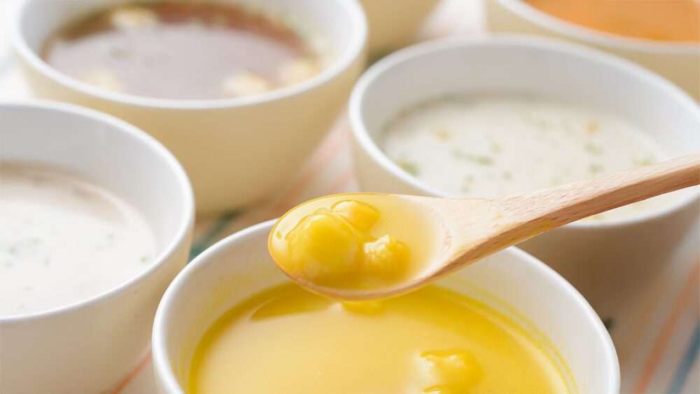 コーンスープやコンソメ、ポタージュがマグカップに入っている写真