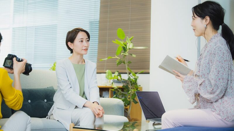 女性にインタビューしている写真