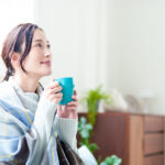 カップに入ったドリンクを飲む女性の健康イメージ