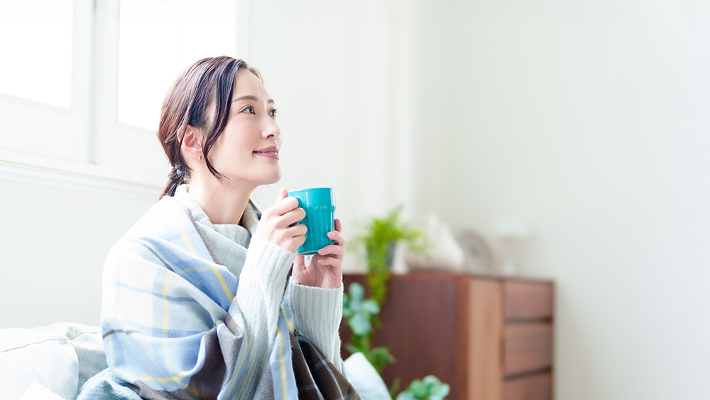 カップに入ったドリンクを飲む女性の健康イメージ