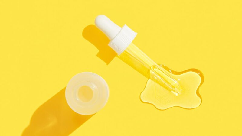 化粧品のボトルとスポイトから液体が垂れている写真
