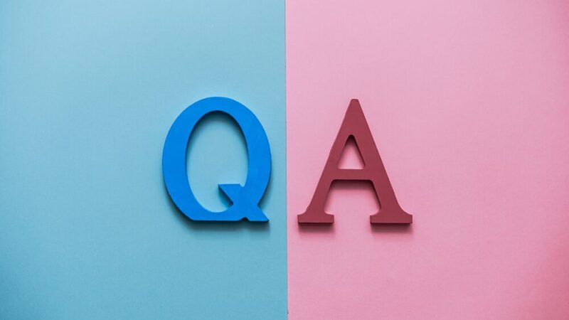 QとAの木製ブロックの写真