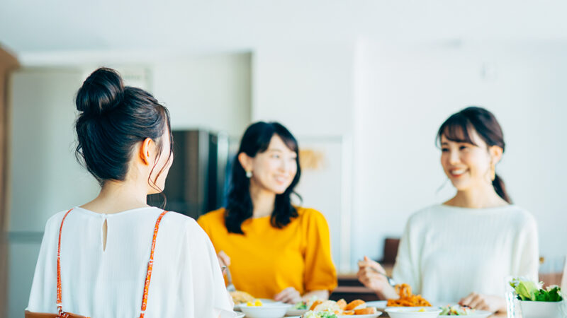 親しい友人で食卓を囲んで写真