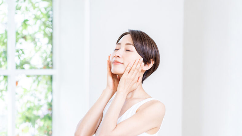 美容スキンケアをする女性