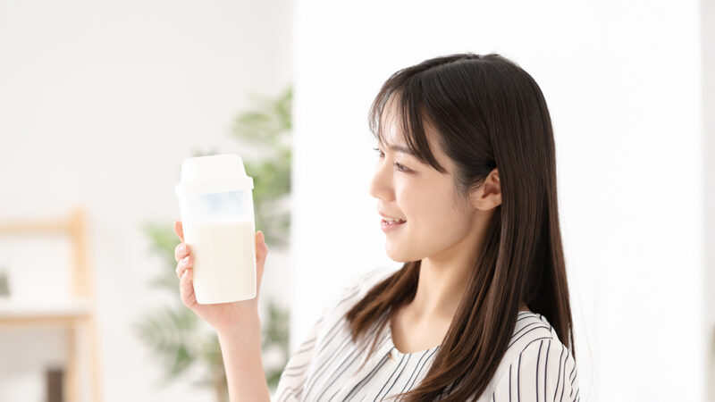 プロテインドリンクを飲む女性