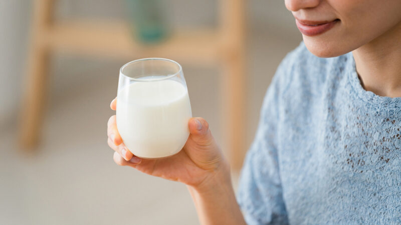 牛乳を持つ手元のクローズアップ