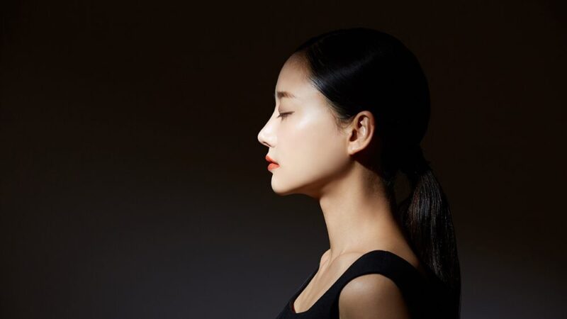 美肌の美人の横顔の写真