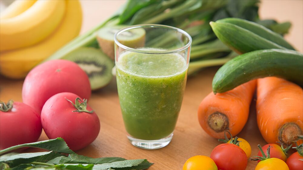 野菜と緑のジュースの写真