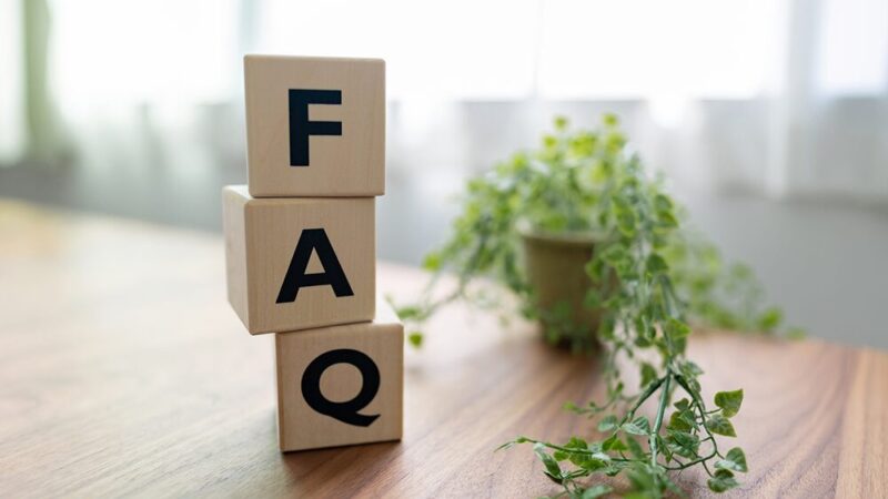 FAQと書いた木製ブロックの写真