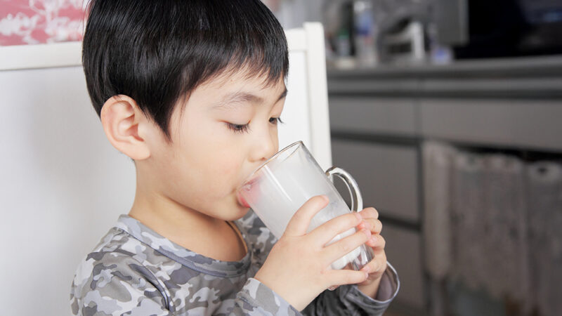 ドリンクを飲む男の子