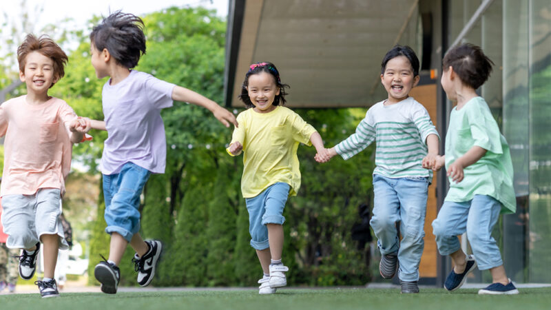 元気に走る子どもたち