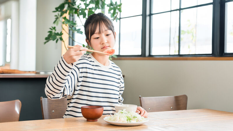 食事を好き嫌いしている女の子