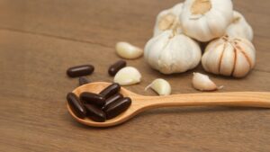 にんにくと茶色いソフトカプセルの写真