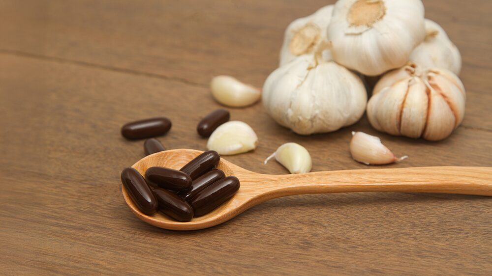 にんにくと茶色いソフトカプセルの写真