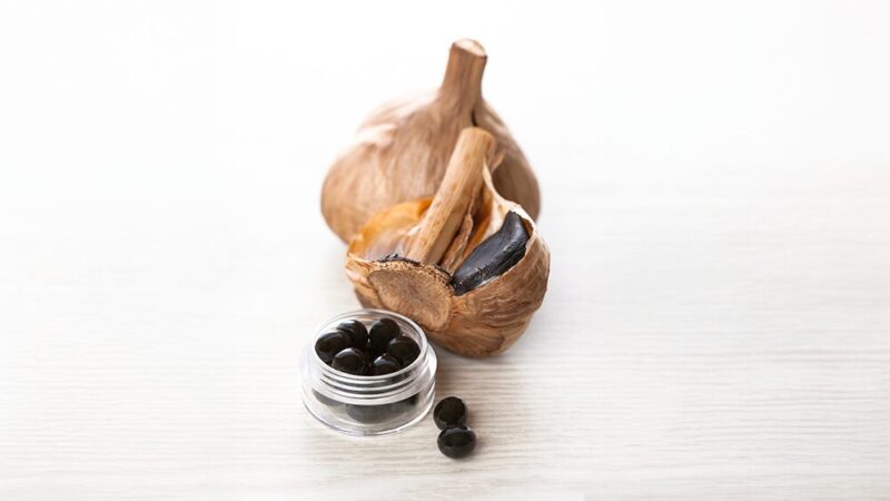 黒ニンニクと黒いソフトカプセルの写真