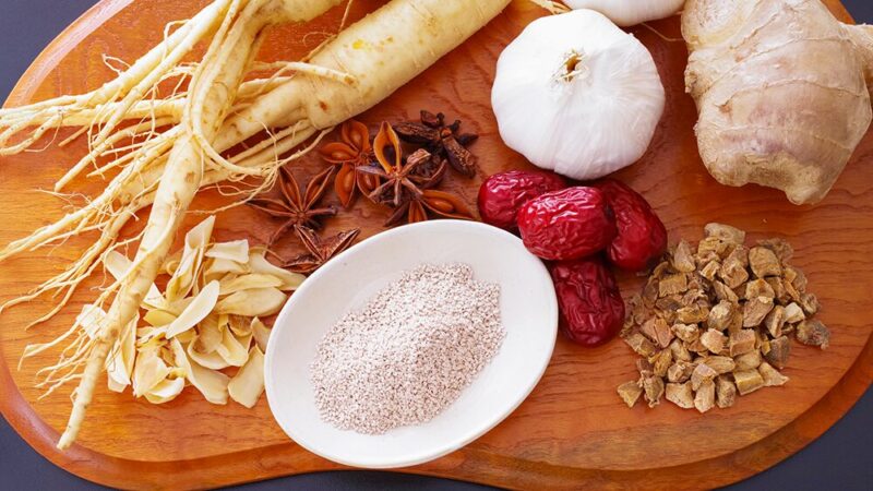 ニンニクとウコン、しょうがなどの原料と粉末の写真